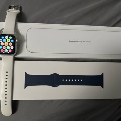 Apple Watch SE 40mm in silver