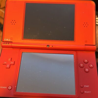 Nintendo DSi XL in red